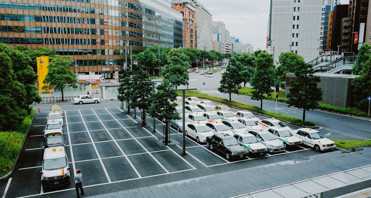 Firmenfuhrpark auf einem Betriebsparkplatz als Symbol für betriebliches Mobilitätsmanagement im Mittelstand
