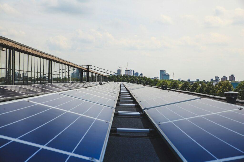 Solarmodule auf dem Dach eines Firmengebäudes