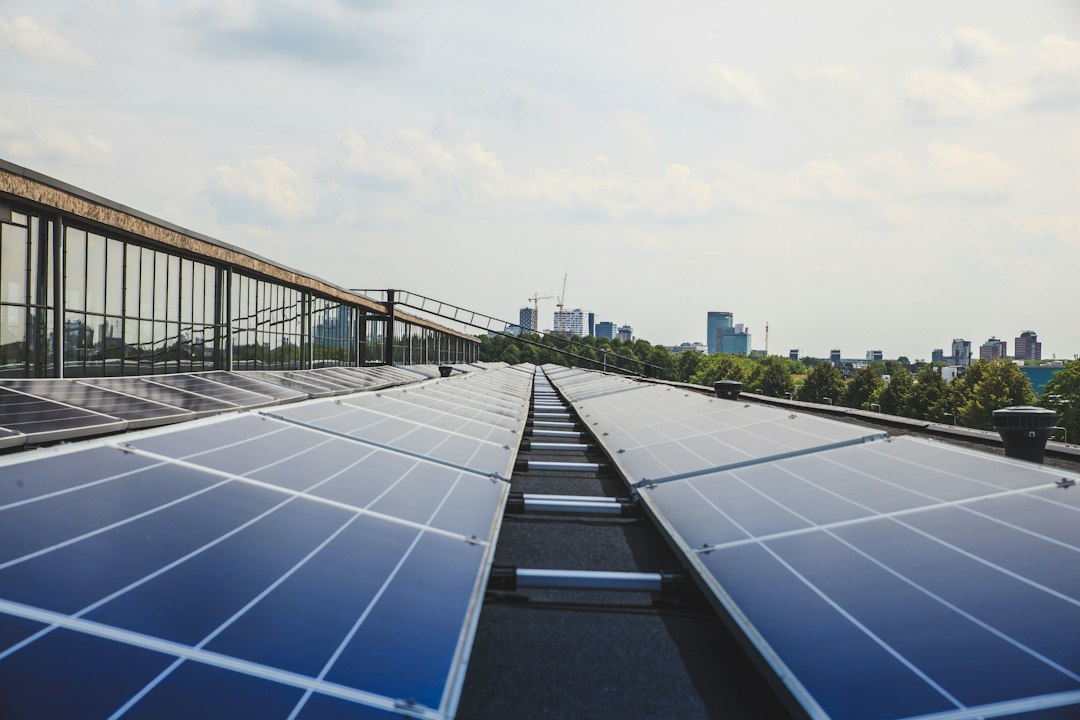 Solarmodule auf dem Dach eines Firmengebäudes