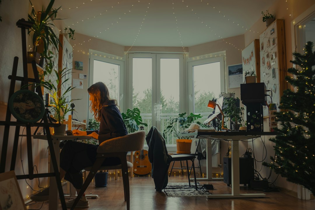 Frau arbeitet an einem Schreibtisch in einem Büro mit vielen grünen Pflanzen